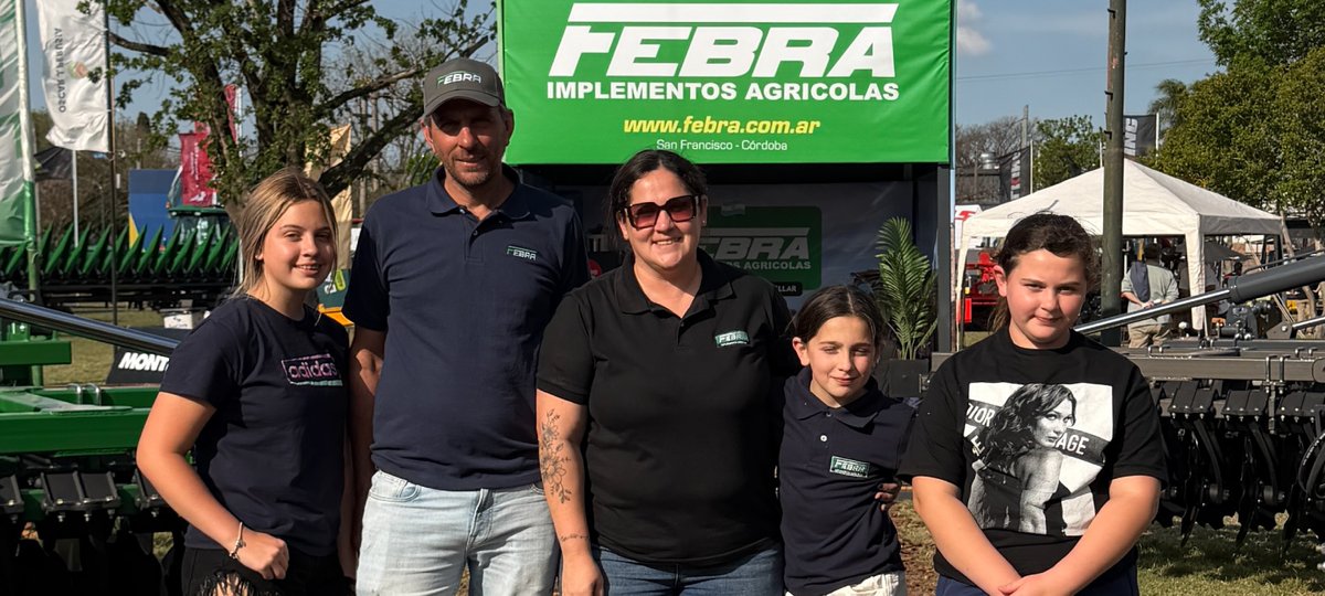 Familia FEBRA en su stand de exposición - Implementos Agrícolas, San Francisco, Córdoba